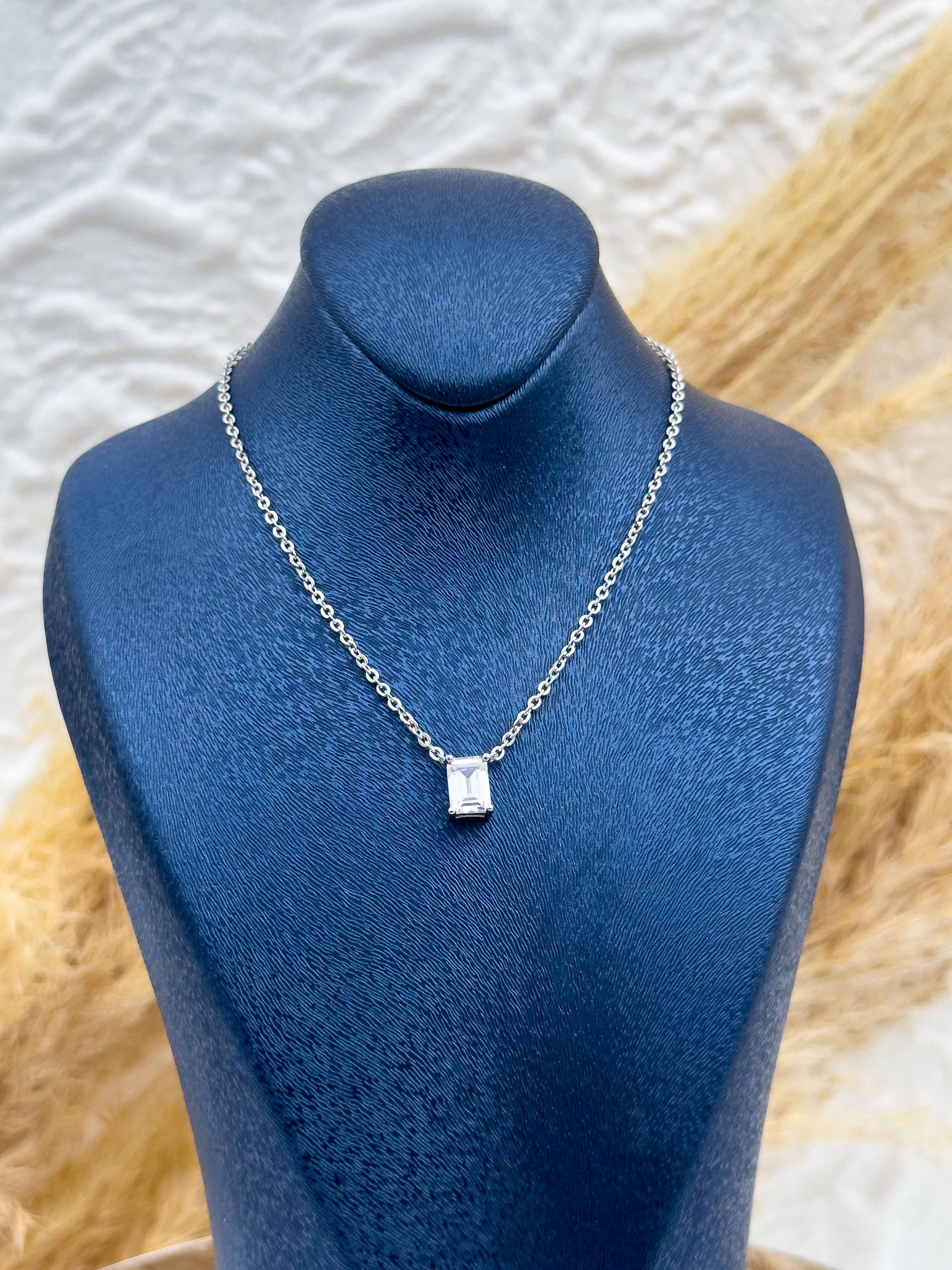 925 Ayar Gümüş Baget Taşlı Pırlanta Montür Kadın Kolye – Zarif ve Şık Hediyelik